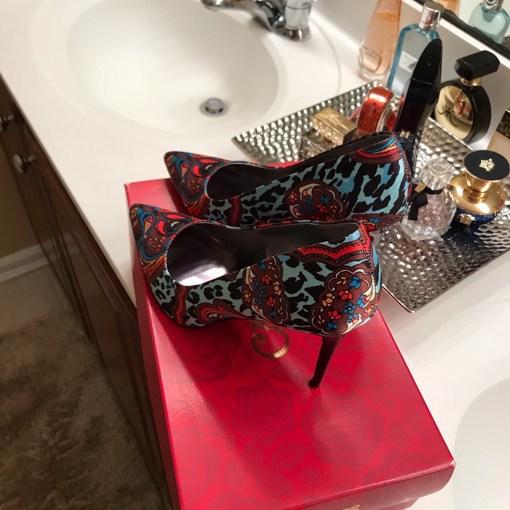 Carlos Santana Pumps - Picture 4 of 5
